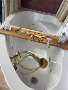 Hausboot mit Traumlage in Lübeck-Travemünde的一间浴室