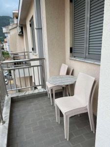 Rõdu või terrass majutusasutuses Apartman/stan