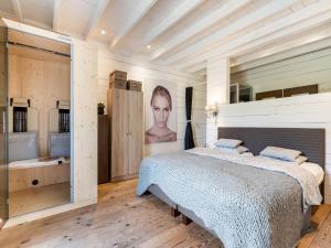 - une chambre avec un grand lit et une salle de bains dans l'établissement Beautiful Farmhouse in Pittem with Garden, à Pittem