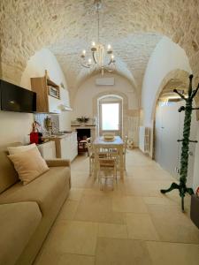 La Casa nel Vico في سيغلي ميسابيكا: غرفة معيشة مع أريكة وطاولة