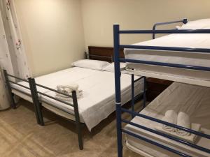 Lliteres en una habitació de HOTEL EL COMENDADOR