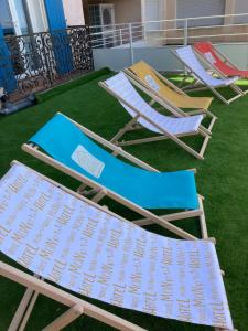 two lawn chairs sitting on top of grass at Mon P'tit Hôtel in Le Grau-dʼAgde