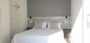 サン・マウロ・チレントにあるVilla Antheaの白いベッドルーム(白いベッド1台、枕2つ付)