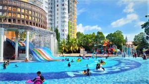 eine Gruppe von Menschen, die in einem Wasserpark spielen in der Unterkunft Melaka Town Area Top 1 Family Lovers Water Themepark Suites By GGM in Malakka