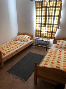 En eller flere senge i et værelse på Hortenzia Apartman