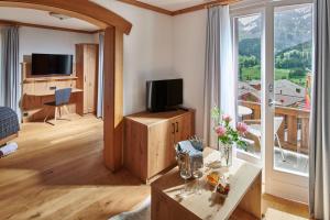 TV a/nebo společenská místnost v ubytování Hotel Bristol Relais du Silence Superior