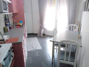 a kitchen with a table and a table and chairs at ΔΙΑΜΕΡΙΣΜΑ ΣΕ ΠΟΛΥΚΑΤΟΙΚΙΑ ΣΤΟ ΚΕΝΤΡΟ ΤΩΝ ΣεΡΡΩΝ ΚΩΝΣΤΑΝΤΙΝΟΥ ΣΤΑΜΟΥΛΗ 15 in Serres