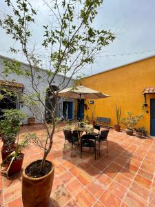 瓜達拉哈拉的住宿－Casa Arrayan，庭院配有桌椅和遮阳伞。
