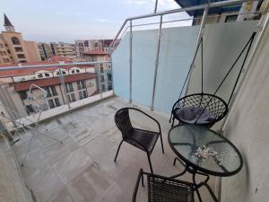 A balcony or terrace at Studio Apartment with balcony 300m from beach