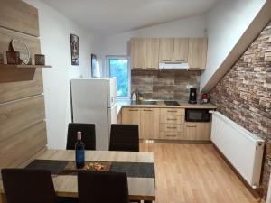 una cocina con una mesa y un refrigerador en Cozy Apartments, en Timisoara