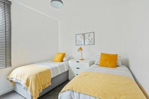 Llit o llits en una habitació de Spacious & Central Entire Home