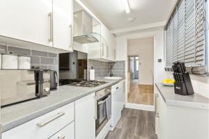 Kuchyň nebo kuchyňský kout v ubytování Spacious & Central Entire Home + 15 fotografií