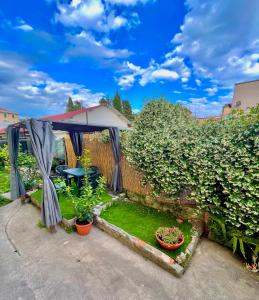 un giardino con gazebo e alcune piante di La Terra del Mare a La Spezia