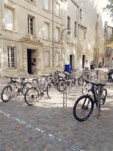 Fotografia z galérie ubytovania Lunaria Annua Coeur Centre-Historique Avignon, à deux pas du Palais, 4-5 personnes Clim Wifi v Avignone