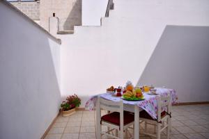 a table with a plate of fruit on it at Casa Elisa in Porto Cesareo