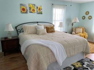 sypialnia z dużym łóżkiem i krzesłem w obiekcie RELAX in BEAR'S DEN GETAWAY private home! w mieście Dandridge