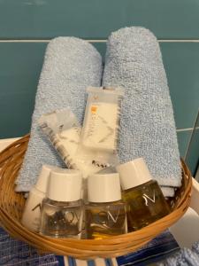 - Cesta con productos y toallas en el baño en La casa di Camilla en Cannigione