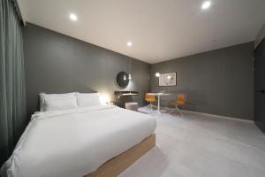 Postel nebo postele na pokoji v ubytování Object AanK Hotel Gumi