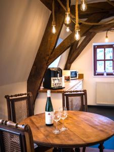 een houten tafel met twee wijnglazen erop bij Rißbacher Hof Mansarde anno 1737 in Traben-Trarbach