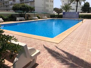 duży niebieski basen w budynku w obiekcie Apartamento Ca Batallera Playa Gandia w mieście Playa de Gandia