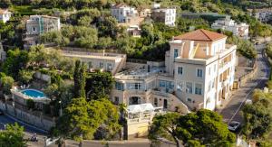 una vista aérea de una gran casa blanca en Hotel Miramare, en Sorrento