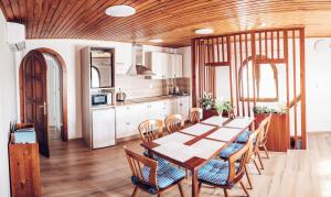 uma cozinha e sala de jantar com mesa e cadeiras em U Matůšků em Mikulčice
