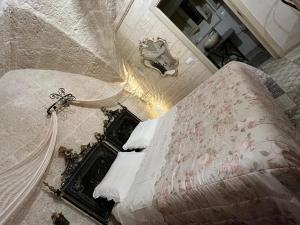 een slaapkamer met een bed bij Palazzo Savoia 1856 in Fasano