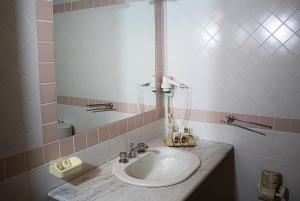 y baño con lavabo y espejo. en Toscana Wellness Resort, en Arcidosso