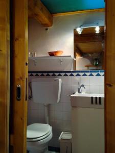 La salle de bains est pourvue de toilettes et d'un lavabo. dans l'établissement Casa Giuliva, à Ferla
