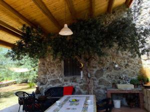 d'une terrasse avec une table et un mur en pierre. dans l'établissement Casa Giuliva, à Ferla