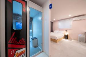 a room with a coke machine next to a bedroom at Object AANK Gumi in Gumi
