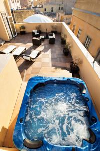 a hot tub on top of a balcony at Appartamenti Trapani In in Trapani