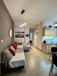 uma sala de estar com 2 camas e uma cozinha em Central Kalamata Cozy Apartment em Kalamata