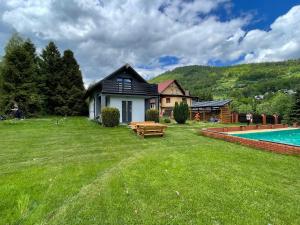 una casa en un césped con piscina en Salmopolskie Zacisze, en Szczyrk