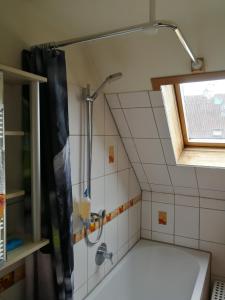 uma casa de banho com um chuveiro e uma banheira em Doppelhaushälfte mit Garten em Linz