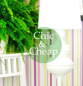 una lámpara de mesa blanca con el título de niño y barato en ella en Chic & Cheap en Barcelona