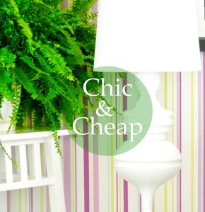 una lámpara de mesa blanca con el título de niño y barato en ella en Chic & Cheap, en Barcelona