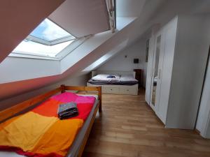Zimmer im Dachgeschoss mit 2 Betten und einem Fenster in der Unterkunft Fewo, 55 qm, voll ausgestattet, mit Süd-Loggia, Nähe Völkerschlachtdenkmal in Leipzig