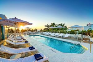 בריכת השחייה שנמצאת ב-The Tony Hotel South Beach או באזור