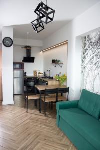 sala de estar con sofá verde y mesa en Spring 57 by Housine, en Zator