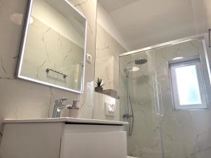 Ένα μπάνιο στο Apartmani Tamarut +53 φωτογραφίες