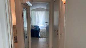 a hallway with a door leading to a bedroom at B&B El Dorado in Lido di Pomposa