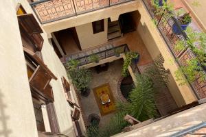 Budova, kde se riad nachází + 36 fotografií