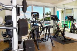 un gimnasio con cintas de correr y máquinas elípticas en The Tony Hotel South Beach, en Miami Beach