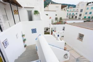 una vista desde la parte superior de un edificio blanco con escaleras en La Pigna Blu en Anacapri