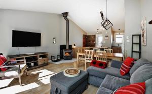 uma sala de estar com um sofá e uma lareira em 51 Chemin de la Corniche em Stoneham