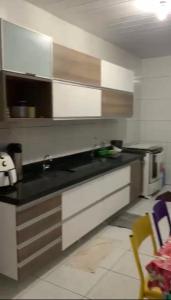 cocina con encimera negra en una habitación en Casa Temporada Lucena -PB, en Lucena