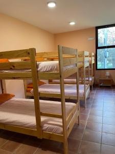 - un ensemble de lits superposés dans une chambre dans l'établissement Albergue de griegos, à Griegos