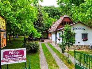 una casa con un cartello davanti di Fülöp Vendégház a Bogács