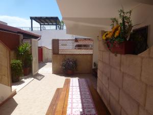 a courtyard with a bench and flowers in a building at La vedetta in San Pietro in Bevagna